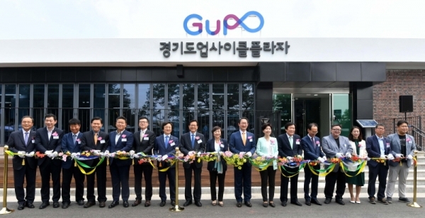 제24회 환경의날 기념식 및 경기도업사이클플라자 개관식이 열린 15일 수원 경기상상캠퍼스 내 경기도업사이클플라자에서 김희겸 도 행정1부지사, 안혜영 도의회 부의장, 백혜련 국회의원, 김기준 도 경제과학진흥원장 등 참석자들이 테이프컷팅을 하고 있다. 김시범기자