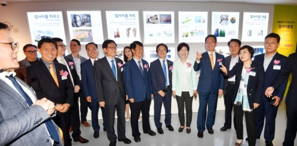 제24회 환경의날 기념식 및 경기도업사이클플라자 개관식이 열린 15일 수원 경기상상캠퍼스 내 경기도업사이클플라자에서 김희겸 도 행정1부지사, 안혜영 도의회 부의장, 백혜련 국회의원, 김기준 도 경제과학진흥원장, 신항철 경기일보 대표이사 사장 등 참석자들이 시설을 둘러보고 있다. 김시범기자