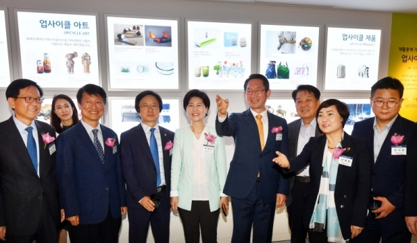 제24회 환경의날 기념식 및 경기도업사이클플라자 개관식이 열린 15일 수원 경기상상캠퍼스 내 경기도업사이클플라자에서 김희겸 도 행정1부지사, 안혜영 도의회 부의장, 백혜련 국회의원, 김기준 도 경제과학진흥원장, 신항철 경기일보 대표이사 사장 등 참석자들이 시설을 둘러보고 있다. 김시범기자