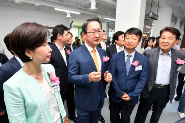제24회 환경의날 기념식 및 경기도업사이클플라자 개관식이 열린 15일 수원 경기상상캠퍼스 내 경기도업사이클플라자에서 김희겸 도 행정1부지사, 안혜영 도의회 부의장, 백혜련 국회의원, 김기준 도 경제과학진흥원장, 신항철 경기일보 대표이사 사장 등 참석자들이 시설을 둘러보고 있다. 김시범기자