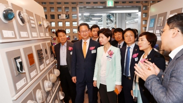 제24회 환경의날 기념식 및 경기도업사이클플라자 개관식이 열린 15일 수원 경기상상캠퍼스 내 경기도업사이클플라자에서 김희겸 도 행정1부지사, 안혜영 도의회 부의장, 백혜련 국회의원, 김기준 도 경제과학진흥원장, 신항철 경기일보 대표이사 사장 등 참석자들이 시설을 둘러보고 있다. 김시범기자