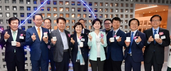 제24회 환경의날 기념식 및 경기도업사이클플라자 개관식이 열린 15일 수원 경기상상캠퍼스 내 경기도업사이클플라자에서 김희겸 도 행정1부지사, 안혜영 도의회 부의장, 백혜련 국회의원, 김기준 도 경제과학진흥원장, 신항철 경기일보 대표이사 사장 등 참석자들이 개관 세리머니를 하고 있다. 김시범기자