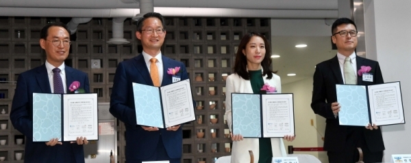 15일 수원 경기상상캠퍼스 내 경기도업사이클플라자에서 열린 업사이클 산업활성화 및 문화확산을 위한 협약식에서 김희겸 경기도 행정1부지사 등이 기념촬영을 하고 있다. 김시범기자