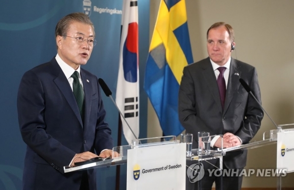 스웨덴을 국빈방문 중인 문재인 대통령이 15일(현지시간) 오전 살트셰바덴 그랜드 호텔에서 스테판 뢰벤 총리와 공동기자회견을 하고 있다. 이 호텔은 1938년 스웨덴 노사 대타협을 이룬 ‘살트셰바덴 협약’체결 장소로 유명하다. 연합뉴스