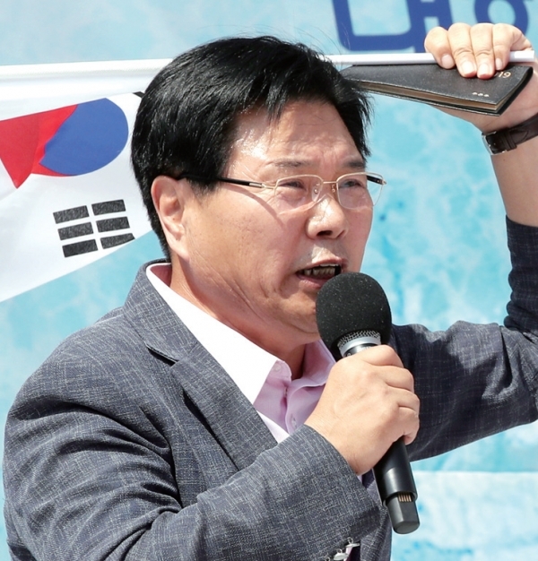 자유한국당 홍문종 의원이 15일 오후 서울역 광장에서 열린 태극기집회에서 탈당선언을 하고 있다. 연합뉴스