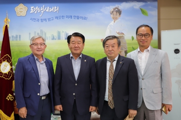 권영화 평택시의회의장(왼쪽에서 두번째)은 14일 전몰군경유족회 평택시지회와 간담회를 갖고 이들의 애로사항과 건의사항을 청취했다.