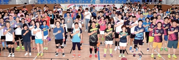 16일 광주시 시민체육관에서 열린 ‘제5회 토마토배 전국 배드민턴대회’ 개회식에서 참가 선수들이 국민의례를 하고 있다. 전형민기자
