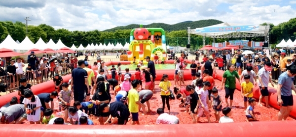 ‘제17회 퇴촌 토마토 축제’가 16일 광주시 퇴촌면 공설운동장에서 열려 가족들과 함께 행사장을 찾은 어린이들이 토마토풀장에서 열린 “황금토마토를 찾아라!”이벤트 행사에서 보물찾기를 하며 즐거워하고 있다.전형민기자