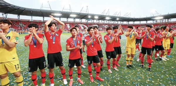 15일 오후(현지시간) 폴란드 우치 경기장에서 열린 2019 국제축구연맹(FIFA) 20세 이하(U-20) 월드컵에서 준우승을 차지한 한국팀 선수들이 목에 메달을 걸고 경기장에 응원 온 팬들에게 인사하고 있다. 연합뉴스