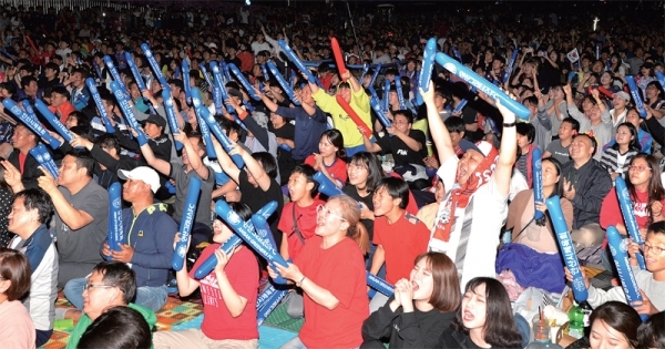 ‘2019 FIFA U-20 남자 월드컵 결승전 대한민국-우크라이나’ 경기를 응원하기 위해 지난 16일 새벽 안산 문화공원에 모인 5천여 명의 시민들이 한국 대표팀의 첫골 모습을 지켜보며 환호하고 있다. 이날 경기에서 한국 대표팀은 아쉽게 패했으나 준우승이라는 값진 성과를 거뒀다. 윤원규기자
