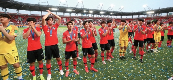 16일 새벽(한국시간) 폴란드 우치 경기장에서 열린 2019 국제축구연맹(FIFA) 20세 이하(U-20) 월드컵에서 준우승을 차지한 한국팀 선수들이 경기장에 응원 온 팬들에게 인사하고 있다. 연합뉴스