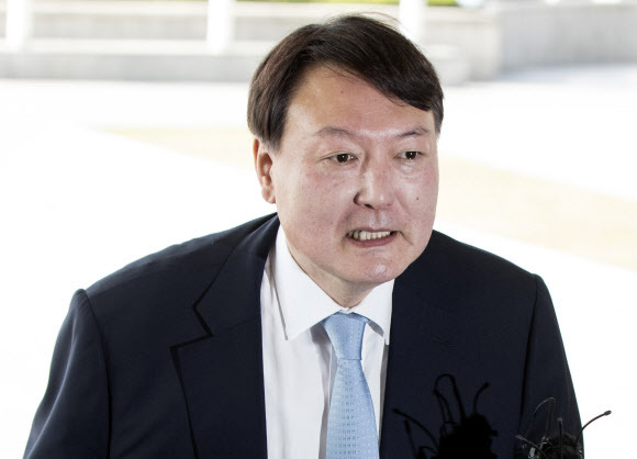 윤석열 서울중앙지검장, 차기 검찰총장 후보자로 내정. 연합뉴스