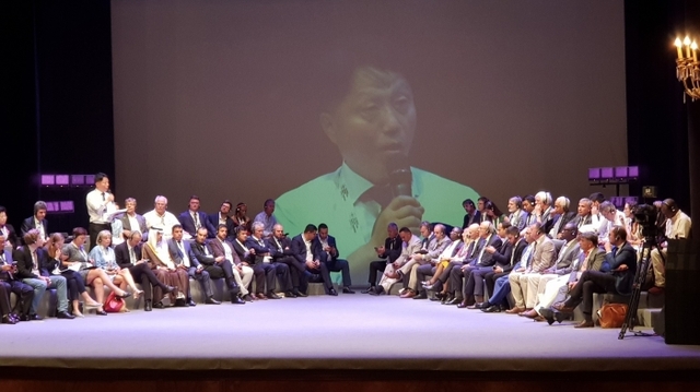 장덕천 부천시장이 프레젠테이션으로 각국 도시들의 뜨거운 반응 이끌어내고 있다.