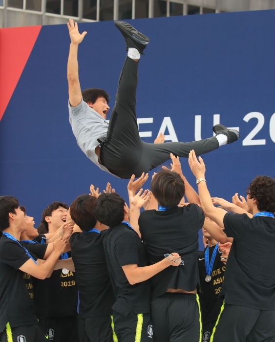 ▲ 17일 서울광장서 열린 2019 국제축구연맹(FIFA) U20 월드컵 준우승 한국 U-20 축구대표팀 환영식에서 대표팀 선수들이 정정용 감독을 헹가래 치고 있다. 연합뉴스