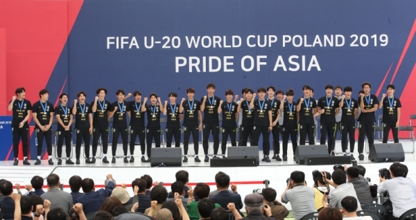 17일 서울광장서 열린 2019 국제축구연맹(FIFA) U20 월드컵 준우승 차지, 축구대표팀 환영식에서 대표팀 선수들과 코칭스태프가 함깨 파이팅을 외치고 있다.연합뉴스