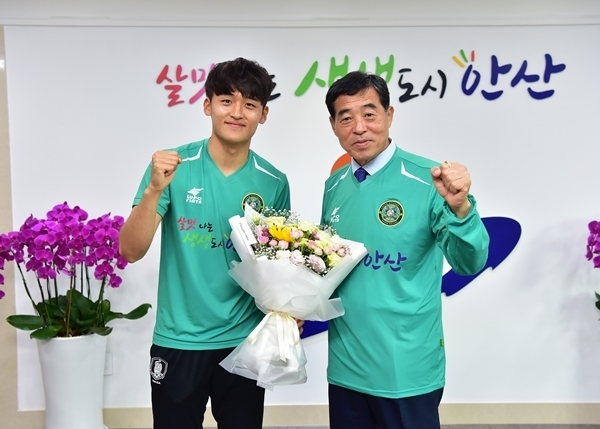 17일 윤화섭 안산시장(오른쪽)이 시장실에서 황태현 선수에게 꽃다발을 증정하고 있다. 안산시 제공