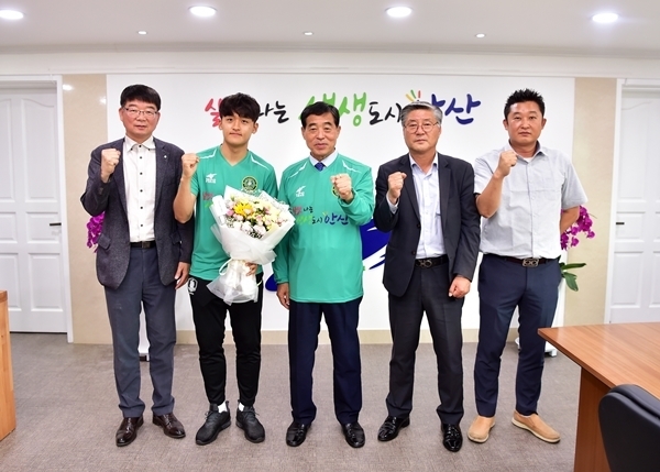 17일 황태현 선수와 윤화섭 안산시장이 시장실에서 참석자들과 기념촬영을 하고 있다. 안산시 제공