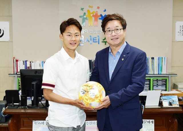 ▲ [사진 보도자료]20190617 염태영 수원시장, 축구 국가대표 이승우 선수 격려3