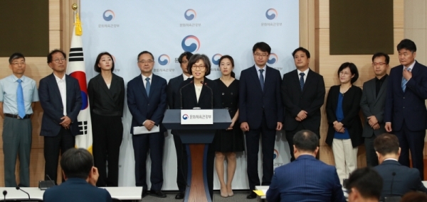 대한민국 스포츠인들의 반발을 사고 있는 문화체육관광부 스포츠혁신위원회의 학교스포츠 정상화를 위한 2차 권고안을 지난 6월 4일 오전 정부 서울청사에서 문경란 위원장이 발표하고 있다.연합뉴스