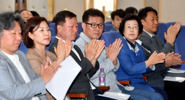 17일 수원시 장안구 경기도교통연수원에서 열린 ‘경기도 시내버스 요금조정 계획(안) 공청회’에서 참석자들이 박수를 치고 있다.전형민기자