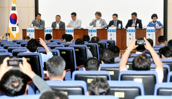17일 수원시 장안구 경기도교통연수원에서 열린 ‘경기도 시내버스 요금조정 계획(안) 공청회’에서 참석자들이 토론을 하고 있다.전형민기자