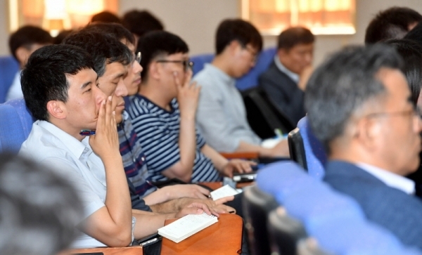 17일 수원시 장안구 경기도교통연수원에서 열린 ‘경기도 시내버스 요금조정 계획(안) 공청회’에서 참석자들이 토론자들의 발표내용을 관심있게 지켜보고 있다.전형민기자
