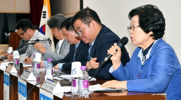 17일 수원시 장안구 경기도교통연수원에서 열린 ‘경기도 시내버스 요금조정 계획(안) 공청회’에서 참석자들이 토론을 하고 있다.전형민기자