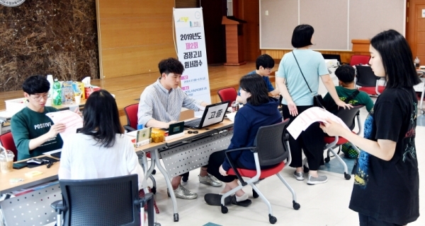 ‘2019학년도 제2회 초, 중, 고졸 검정고시’ 응시원서 접수 첫 날인  17일  수원교육지원청 접수처에서 응시생들이 원서접수를 하고 있다. 원서접수는 오는 21일 18시까지이며 시험은  8월 7일 도내 각 고사장에서 실시 된다.전형민기자