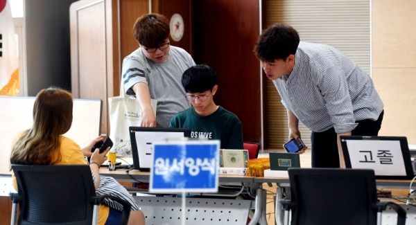 ‘2019학년도 제2회 초, 중, 고졸 검정고시’ 응시원서 접수 첫 날인  17일  수원교육지원청 접수처에서 응시생들이 원서접수를 하고 있다. 원서접수는 오는 21일 18시까지이며 시험은  8월 7일 도내 각 고사장에서 실시 된다.전형민기자