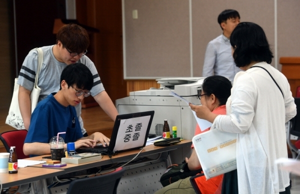 ‘2019학년도 제2회 초, 중, 고졸 검정고시’ 응시원서 접수 첫 날인  17일  수원교육지원청 접수처에서 응시생들이 원서접수를 하고 있다. 원서접수는 오는 21일 18시까지이며 시험은  8월 7일 도내 각 고사장에서 실시 된다.전형민기자