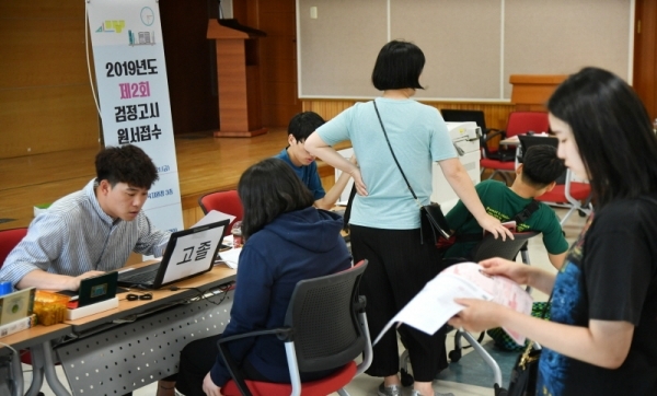 ‘2019학년도 제2회 초, 중, 고졸 검정고시’ 응시원서 접수 첫 날인  17일  수원교육지원청 접수처에서 응시생들이 원서접수를 하고 있다. 원서접수는 오는 21일 18시까지이며 시험은  8월 7일 도내 각 고사장에서 실시 된다.전형민기자