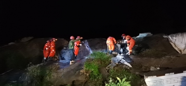 중국 서남부 쓰촨성 이빈시 창닝현에서 18일 새벽 구조대원들이 전날 밤 발생한 지진으로 무너진 건물 잔해 등에 갇힌 사람들을 수색하고 있다. 연합뉴스