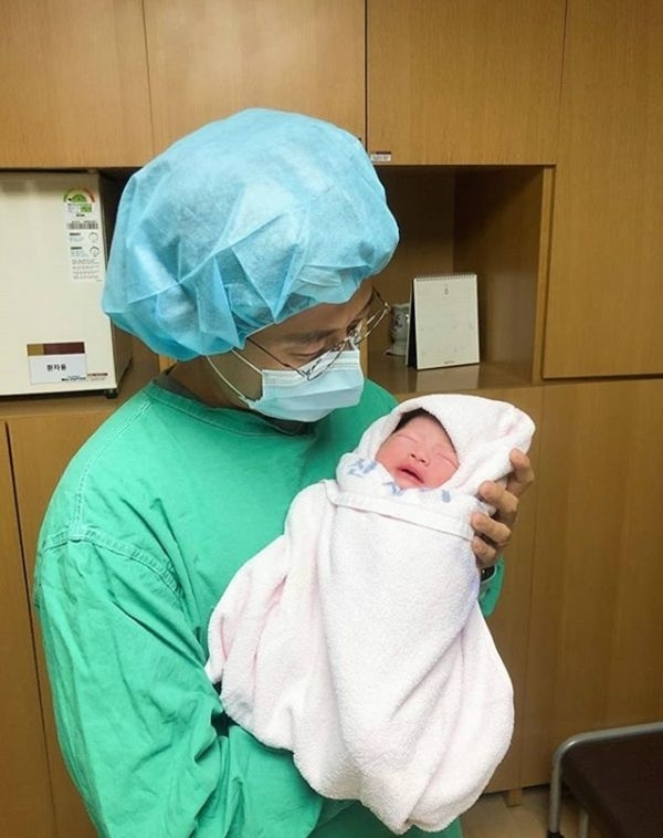 배우 최필립이 갓 태어난 아이를 안고 있다. 최필립 인스타그램