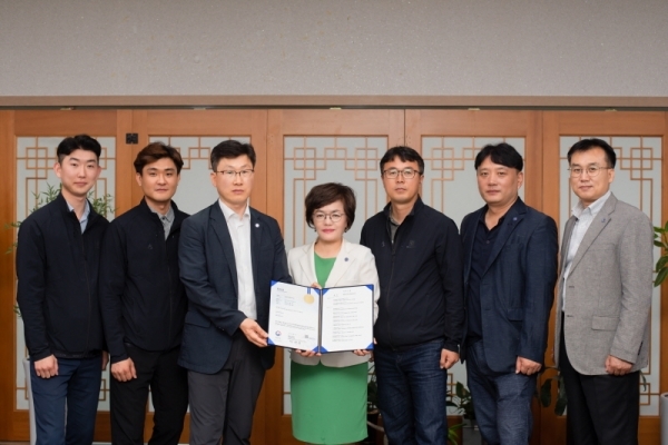 김영분 인천시설공단 이사장(왼쪽 4번째)이 18일 중소기업 ㈜자동기와 신기술 특허권을 공동으로 취득한 후 기념사진을 찍고 있다.