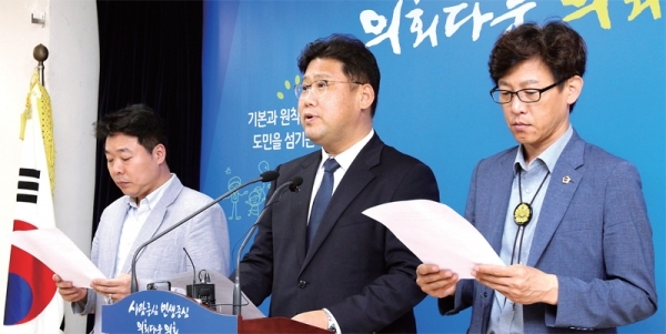 경기도의회 더불어민주당 대변인단이 18일 도의회 브리핑룸에서 주간논평을 발표하고 있다. 경기도의회 제공
