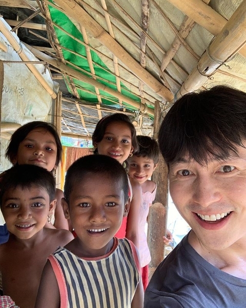 배우 정우성과 방글라데시 난민촌 아이들. 정우성 인스타그램