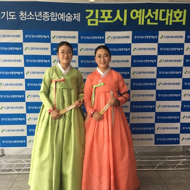 ▲ 중고등부 최우수상을 차지한 정윤아양(왼쪽)과 유하령양