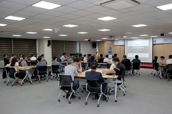 19일 수원도시공사가 더함파크 2층 대회의실에서 5급 이상 직원들을 대상으로 갑질 예방 교육을 진행하고 있다.