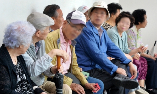 19일 오전 의왕시 오전동 주민센터에서 지역 어르신의 조기 치매검진을 위해 열린  '우리동네 기억 검진의 날' 행사에 많은 어르신들이 참가, 번호표를 받고 대기하고 있다. 윤원규기자