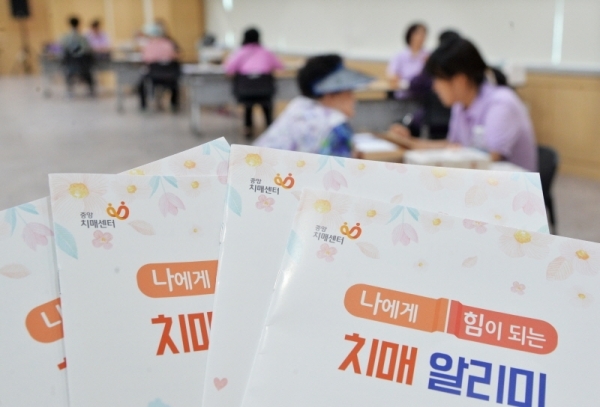 19일 오전 의왕시 오전동 주민센터에서 지역 어르신의 조기 치매검진을 위해 열린  '우리동네 기억 검진의 날' 행사에 많은 어르신들이 검사를 하고 있다. 윤원규기자
