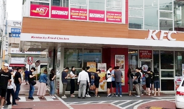 20일 오전 KFC 수원인계DT점 앞에 닭껍질 튀김을 구매하려는 소비자들이 줄지어 기다리고 있다. 장건기자