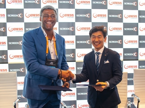 나이지리아 제네시스 그룹 내또 오라즈리케(Dr. Nnaeto Orazulike) CEO(왼쪽)와 CJ CGV 김종열 기술혁신본부장(오른쪽). CJ CGV