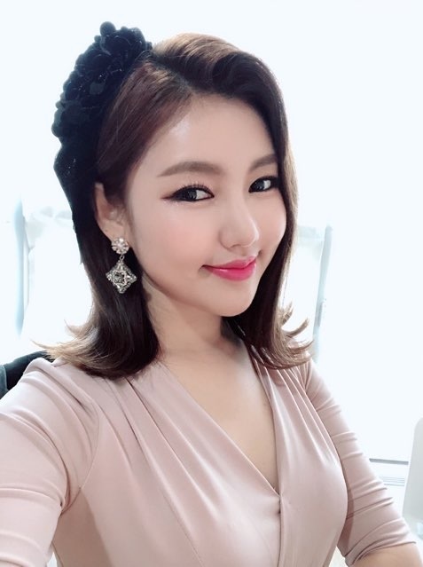 트로트가수 송가인.