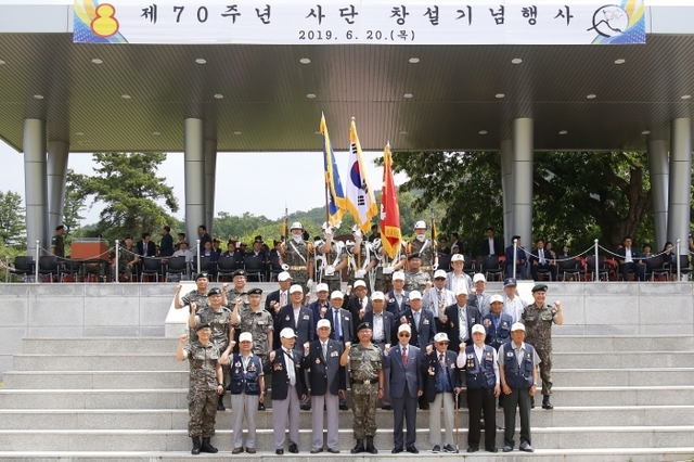 함희성 사단장을 비롯 사단 주요 위휘관들이 6·25전쟁 참전용사들과 기념촬영을 하고 있다. 8사단 제공