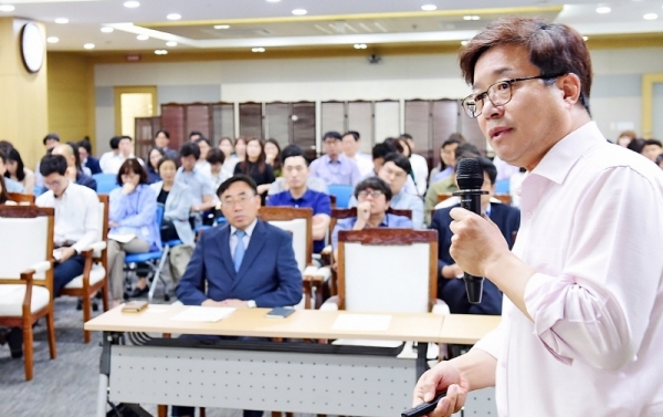 염태영 수원시장이 정부세종청사 고용노동부 대회의실에서 ‘지역주도 일자리창출을 위한 중앙정부의 역할’ 주제로 강연하고 있다.