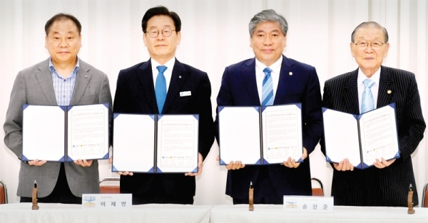 20일 경기도청 제1회의실에서 열린 ‘2019년도 제1회 경기도 노사민정협의회’에서 (왼쪽부터)김용묵 한국노총 경기지역본부 의장, 이재명 경기도지사, 송한준경기도의회 의장, 조용이 경기경영자총협회 회장이 경지지방고용노동청 신설 촉구 협약서에 서명 후 기념촬영을 하고 있다. 전형민기자