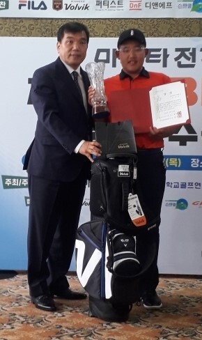 ▲ 마스터전기차배 제7회 MBN 꿈나무골프대회 남초 고학년부에서 우승한 서태석이 시상식 후 우승트로피와 부상을 받고 기념촬영을 하고 있다.
