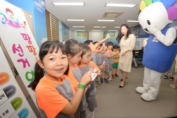 20일 오후 수원시 영통구 경기도선거관리위원회에서 어린이들에게 투표체험과 선거의 중요성 교육을 위해 열린  '팡팡! 신나는 선거이야기 체험교실'에서 어린이들이 직접 투표를 해보고 있다. 윤원규기자