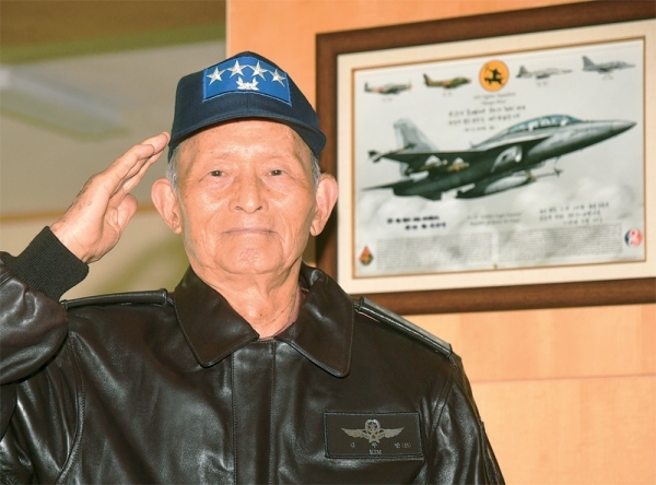 6·25 전쟁 당시 100회의 출격에 나섰던 제11대 공군참모총장 김두만 옹(92세)이 20일 현역때와 다름없는 기백으로 경례를 하고 있다. 이날 국가보훈처로부터  6,25 참전유공자 명패를 전달받은 김 장군은  