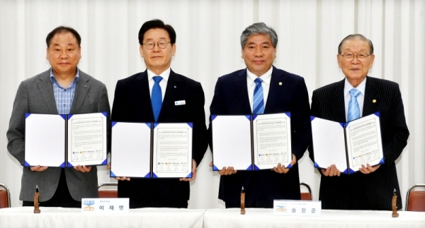 20일 경기도청 제1회의실에서 열린 ‘2019년도 제1회 경기도 노사민정협의회‘ 경지지방고용노동청 신설 촉구 협약식 및 경기지역화폐 활성화 선언식에서 (왼쪽부터)김용묵 한국노총 경기지역본부 의장, 이재명 경기도지사, 송한준 경기도의회 의장, 조용이 경기경영자총연합회 회장이 경기지방고용노동청 신설 성공적 추진을 위한 협약서에 서명 후 기념촬영을 하고 있다.전형민기자